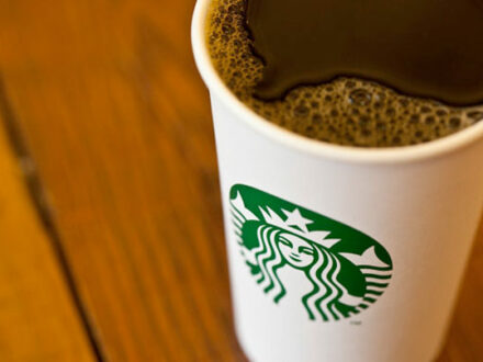 Starbucks ohne „Starbucks“ im neuen Markenlogo