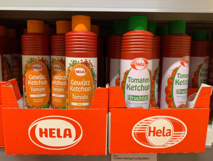 Hela Ketchup im Supermarktregal, Foto: Schaffrinna