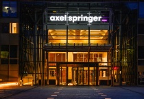 Neues Logo am Axel Springer Gebäude, Foto: Charles Yunck, Quelle: Axel Springer SE