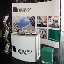 Uni Bielefeld – Infostand neues Corporate Design, Quelle: Uni Bielefeld