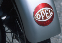 Opel Markenemblem 1928, Quelle: Opel Automobile GmbH