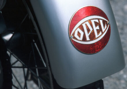 Opel Markenemblem 1928, Quelle: Opel Automobile GmbH