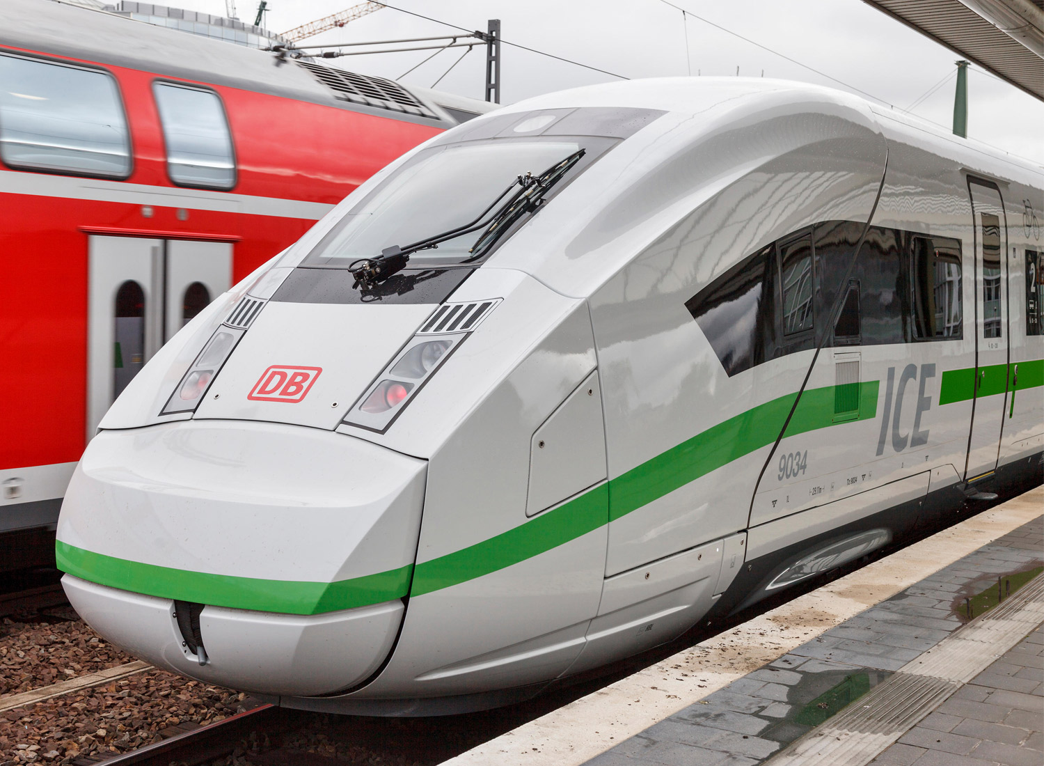 ICE 4 Außendesign – Streifen wird grün, Quelle: Deutsche Bahn AG, Foto: Pierre Adenis