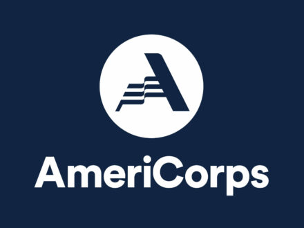 AmeriCorps Logo (invers), Quelle: AmeriCorps