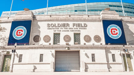 Chicago Fire FC – Logo / Soldier Field Stadion, Quelle: MLS