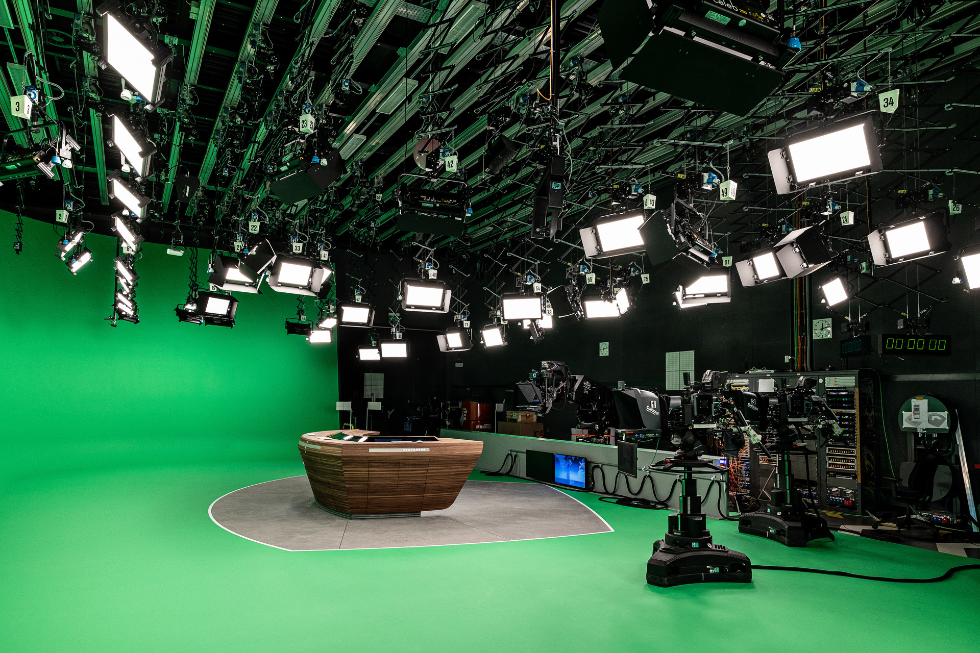 ZDF-Nachrichtenstudio mit neuem Moderationstisch