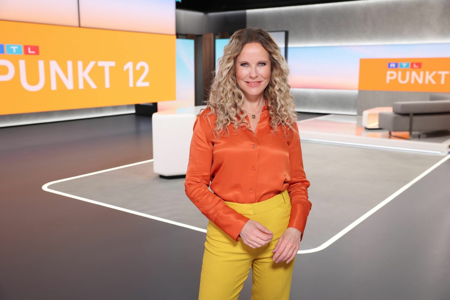 RTL Punkt 12 Studiodesign, Moderatorin Katja Burkard, Quelle: RTL/CapeRock
