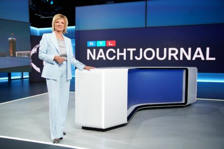 RTL Nachtjournal Studio design (2022), moderator Ilka Essmüller, source: RTL/CapeRock