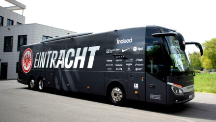 Eintracht Frankfurt Branding – Mannschaftsbus, Quelle: Sherpa Design