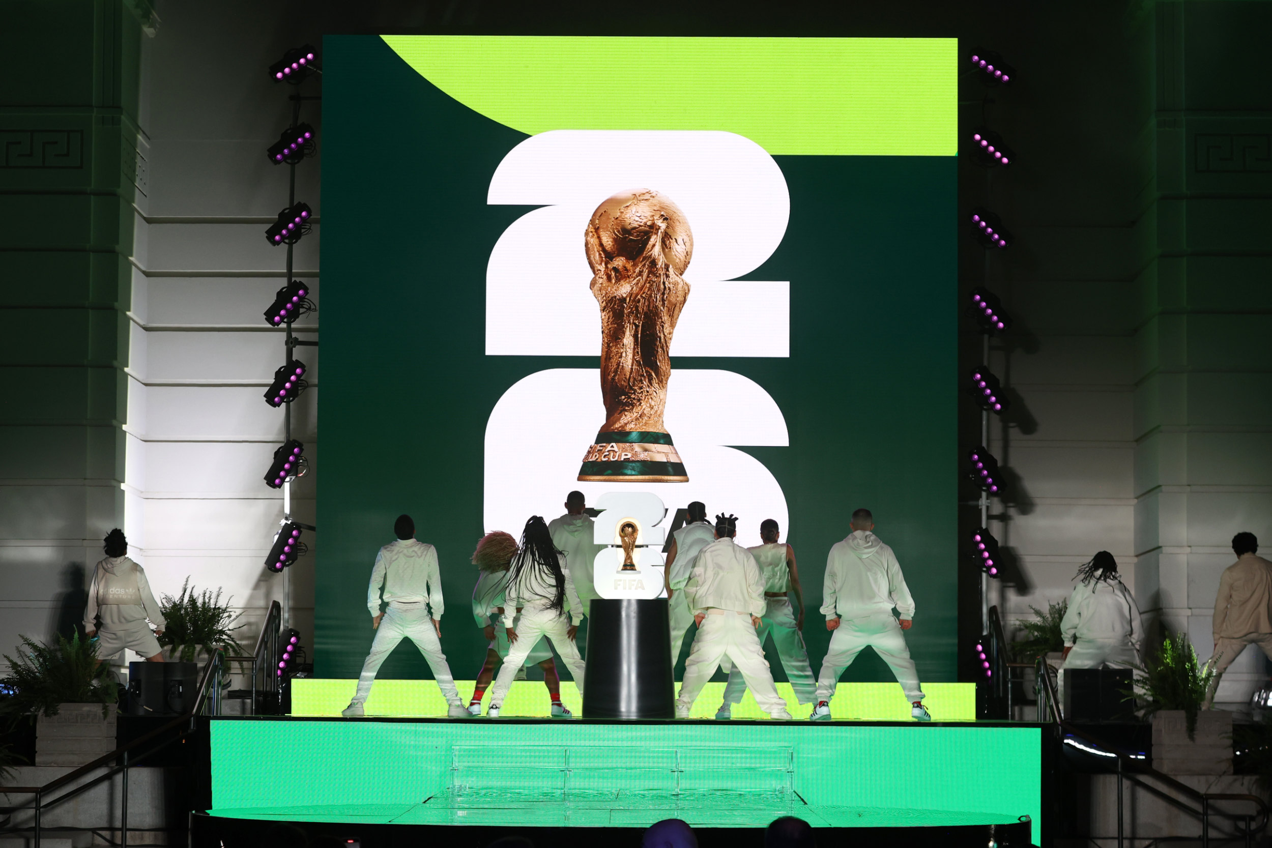 LOS ANGELES, CALIFORNIA - MAY 17: Dancers onstage during the FIFA World Cup 2026™? Official Brand Launch at the Griffith Observatory on May 17, 2023 in Los Angeles, California. (Photo by Joe Scarnici - FIFA/FIFA via Getty Images), Quelle: FIFA