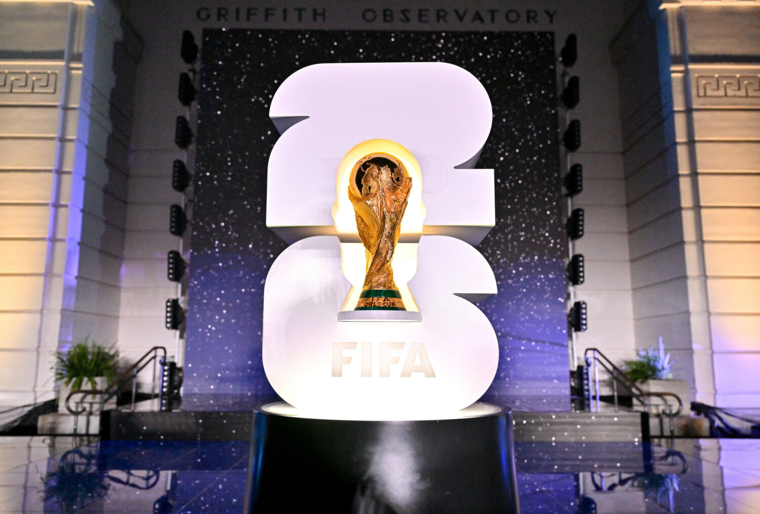 LOS ANGELES, UNITED STATES - MAY 17: A view of the FIFA World Cup Winner's Trophy during the FIFA World Cup 26 Official Brand Launch at the Griffith Observatory on May 17, 2023 in Los Angeles, United States. (Photo by Harold Cunningham/FIFA), Quelle: FIFA
