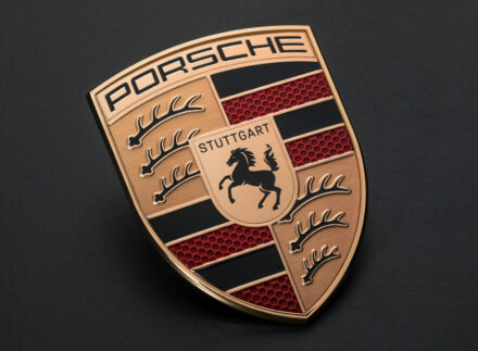 Porsche Markenlogo (2023), Quelle: Porsche AG