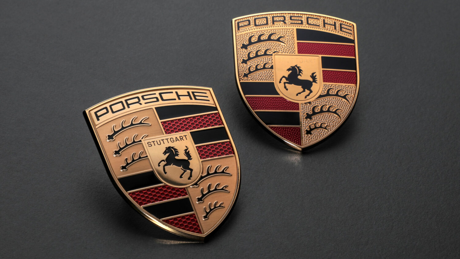 Porsche Markenlogo – vorher (rechts) und nachher (links), Quelle: Porsche AG