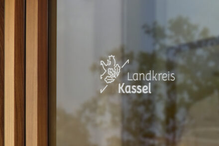 Landkreis Kassel – Logo auf Glasscheibe, Quelle: Lopri Communications