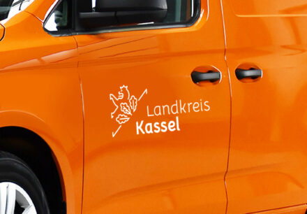 Landkreis Kassel – Logo auf Fahrzeug, Quelle: Lopri Communications